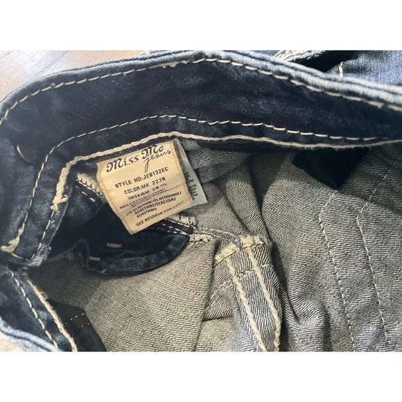 Miss Me Easy Cropped Mid Rise Jeans Dark Wash Embellished Size 27 Y2K Straight - Picture 9 of 13